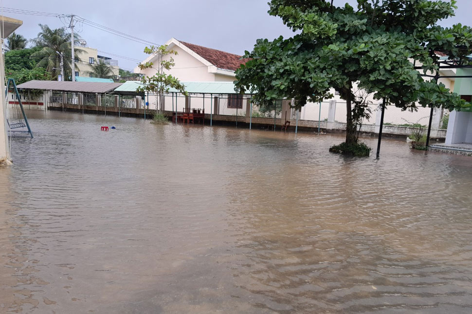 La inundacion de mediados de noviembre de 2023 inundo el campus de la escuela secundaria numero 3 Tuy Phuoc (antigua comuna de Tuy Phuoc Binh Dinh; ahora comuna de Tuy Phuoc Dong Gia Lai). Foto: Hoai Phuong