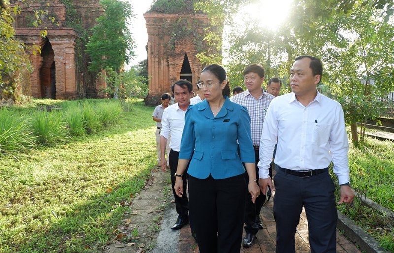 Pho Chu tich UBND thanh pho Da Nang Nguyen Thi Anh Thi kiem tra thuc te hien trang khu di tich Thap Khuong My (xa Tam Xuan).Anh: Nhom PV