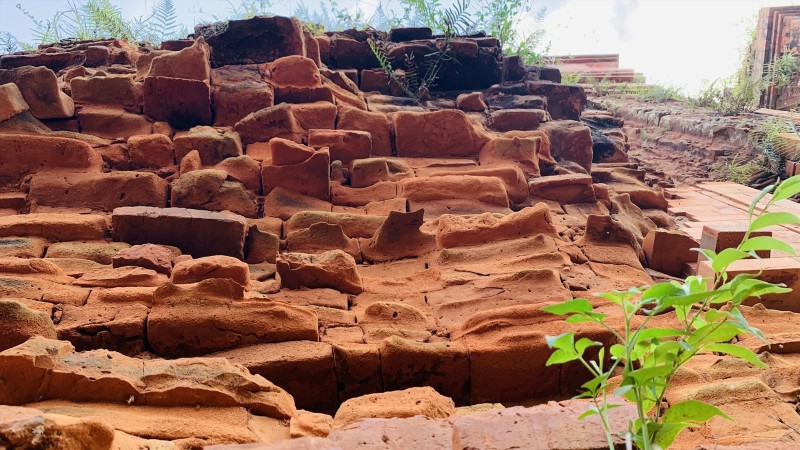 Mang tuong gach lom chom, xuong cap o cua gia di tich thap Cham Khuong My, nhung khong thuoc hang muc dau tu trung tu trong goi thau 12,6 ti. Anh: Nhom PV
