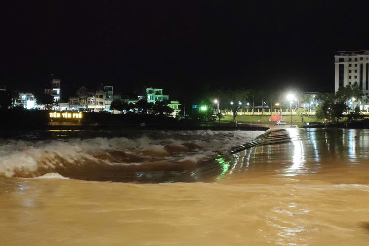 Rising water crosses the overflow of Tien Yen River, Quang Ninh on the evening of September 29. Photo: Doan Hung