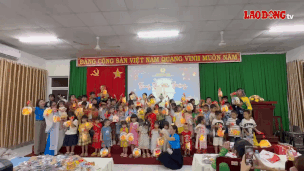 Les enfants sortent des lampes et brisent des tables lors du programme Trung thu yeu thuong organise par la Federation du travail de Ho Chi Minh-Ville. Photo : Thanh An