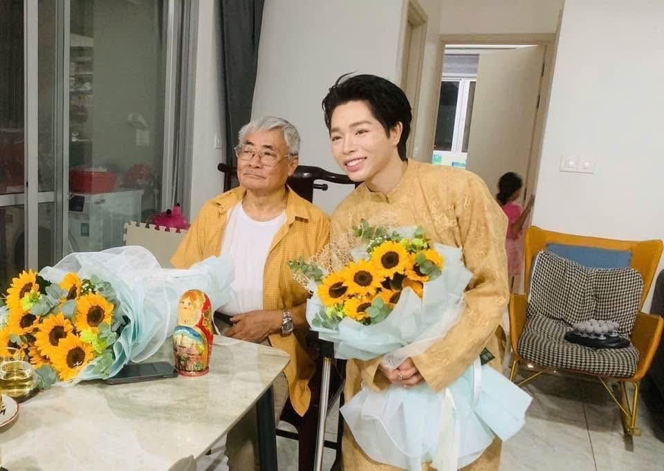Singer Duc Phuc visited and presented flowers to poet Nguyen Duy at his private home Photo: Provided by poet Nguyen Duy
