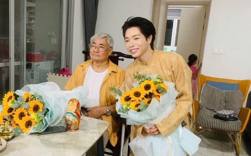 Singer Duc Phuc visited and presented flowers to poet Nguyen Duy at his private home Photo: Provided by poet Nguyen Duy