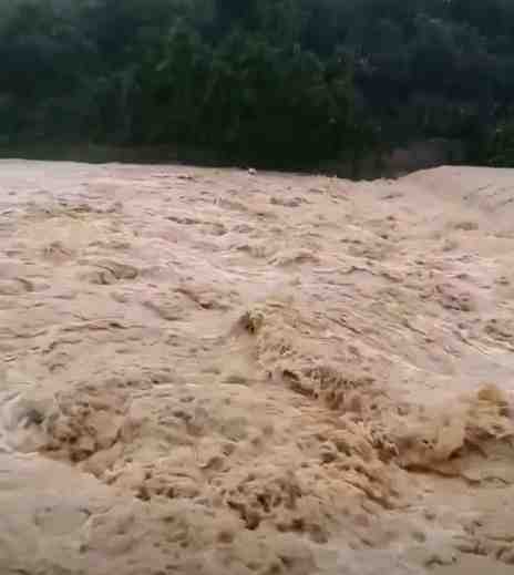 Nuoc lu cuon cuon tu thuong nguon do ve Quy Chau. Anh: Ngoc Anh