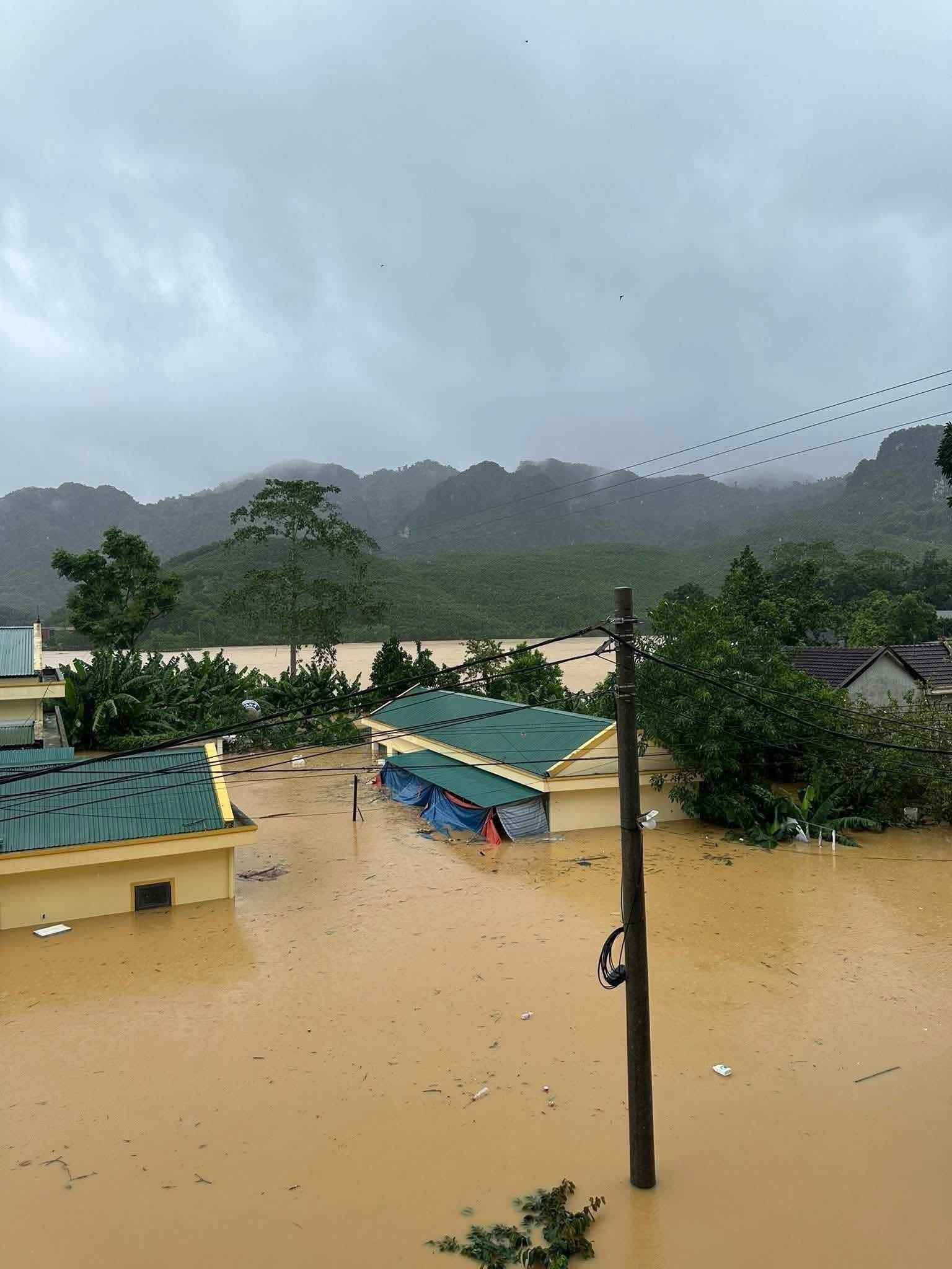 Floodwaters have caused many houses and offices in Quy Chau commune (Nghe An) to be submerged in water. Photo: Ngoc Anh