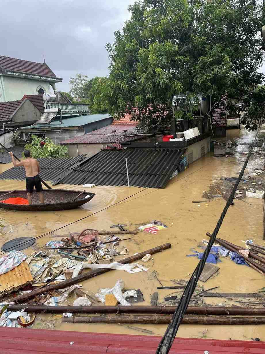 Nuoc lu dang qua nhanh, nhieu ho dan tro tay khong kip. Anh: Ngoc Anh