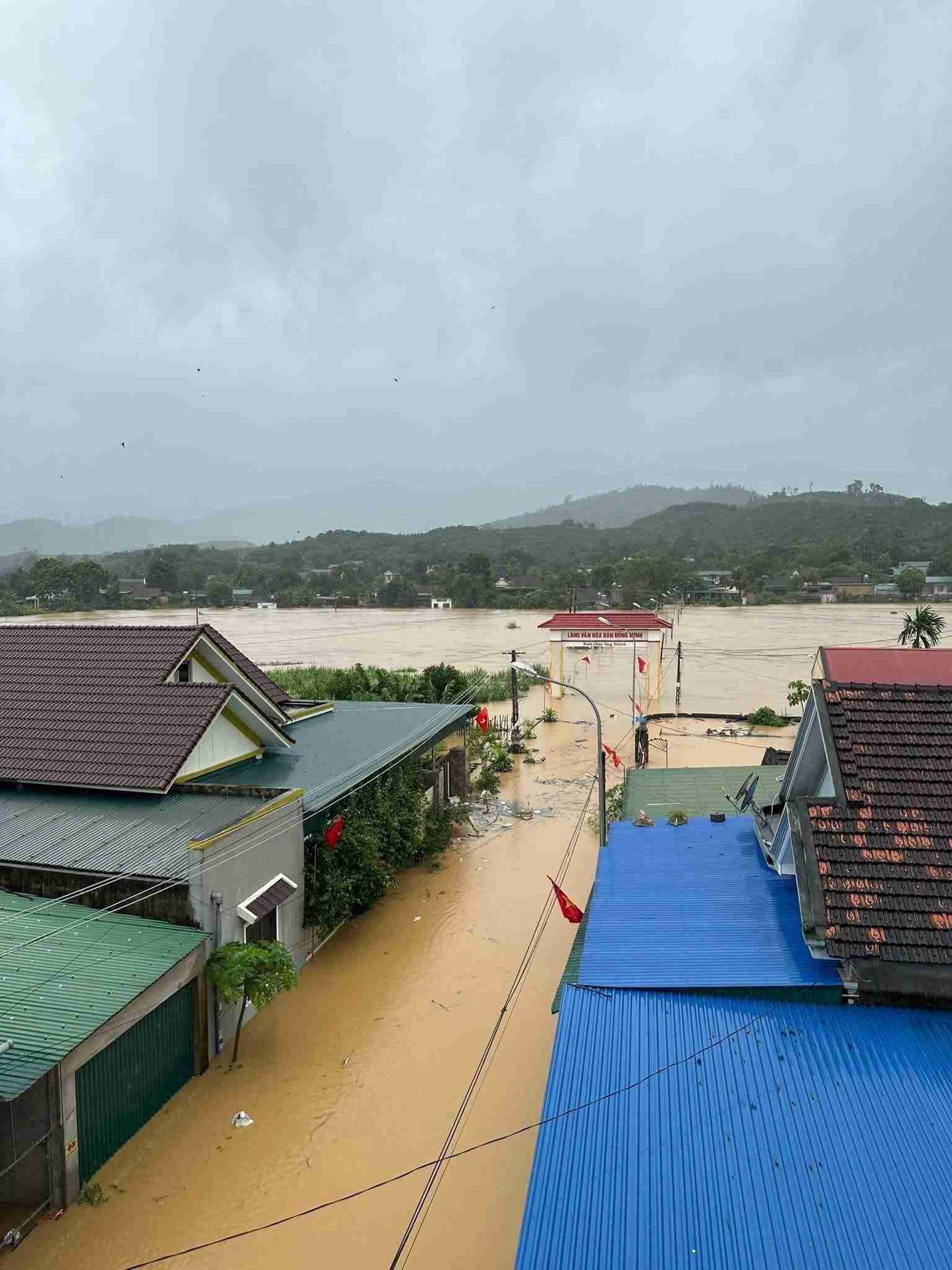 Lu lon gap ngap nang, nuoc dang cao nhan chim tat ca. Anh: Ngoc Anh