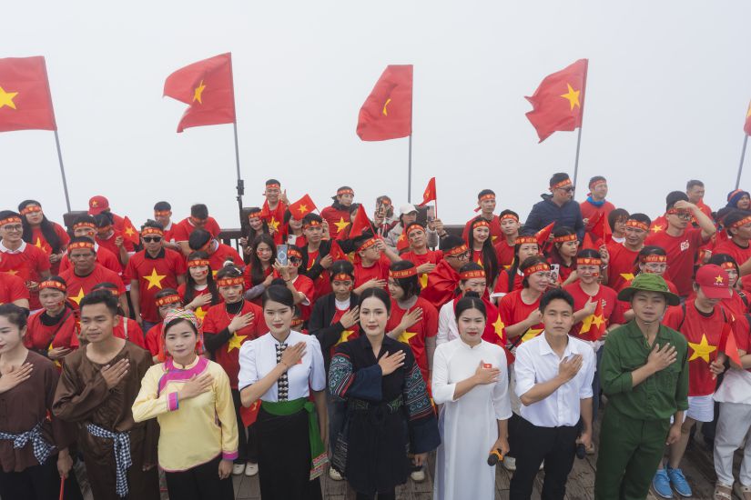Le drapeau rouge a etoile jaune flotte fierement sur le toit de la maison Dong Duong. Photo : Bao Nguyen