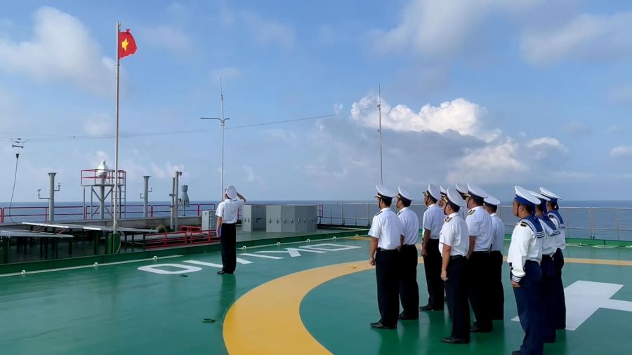 Les cadres et les soldats de la plateforme DK1/10 saluent le drapeau le matin du 2 septembre. Photo : Van Duong