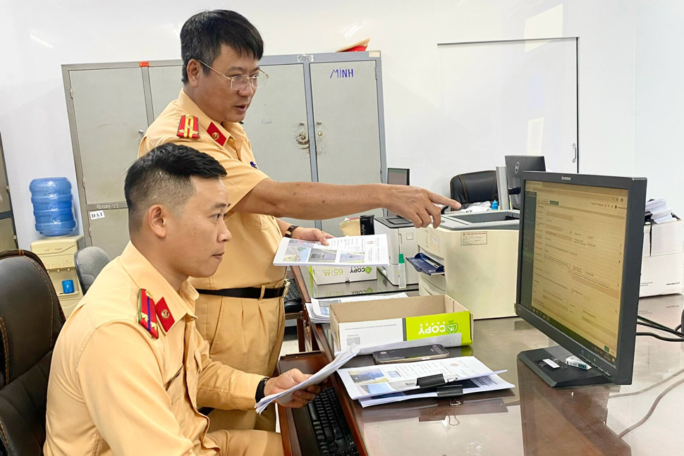 Cán bộ Phòng CSGT Công an tỉnh Gia Lai trích xuất hình ảnh các phương tiện vi phạm. Ảnh: Công an