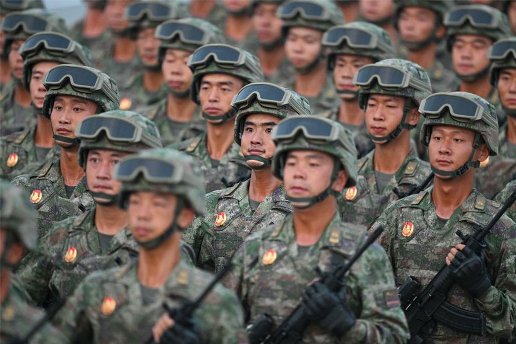 베이징에서 9월 3일 파시즘 승리 80주년 기념식을 위한 훈련 중인 중국 군인. 사진: 신화통신