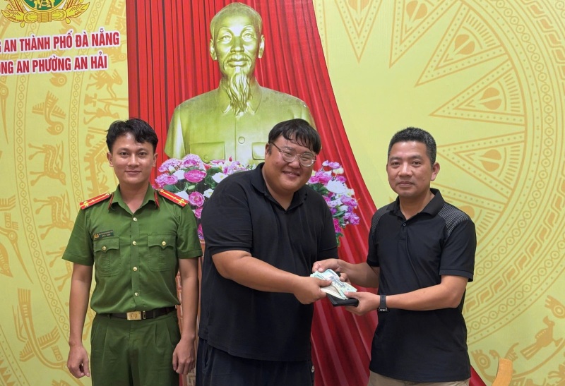 Nhat duoc tui tien o bai bien Da Nang, du khach Viet trao tra tan tay cho du khach Han Quoc. Anh: CACC
