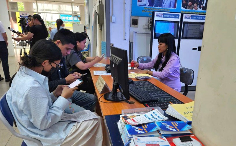 Employees complete procedures to receive unemployment insurance at the Hanoi Employment Service Center. Photo: Quynh Chi