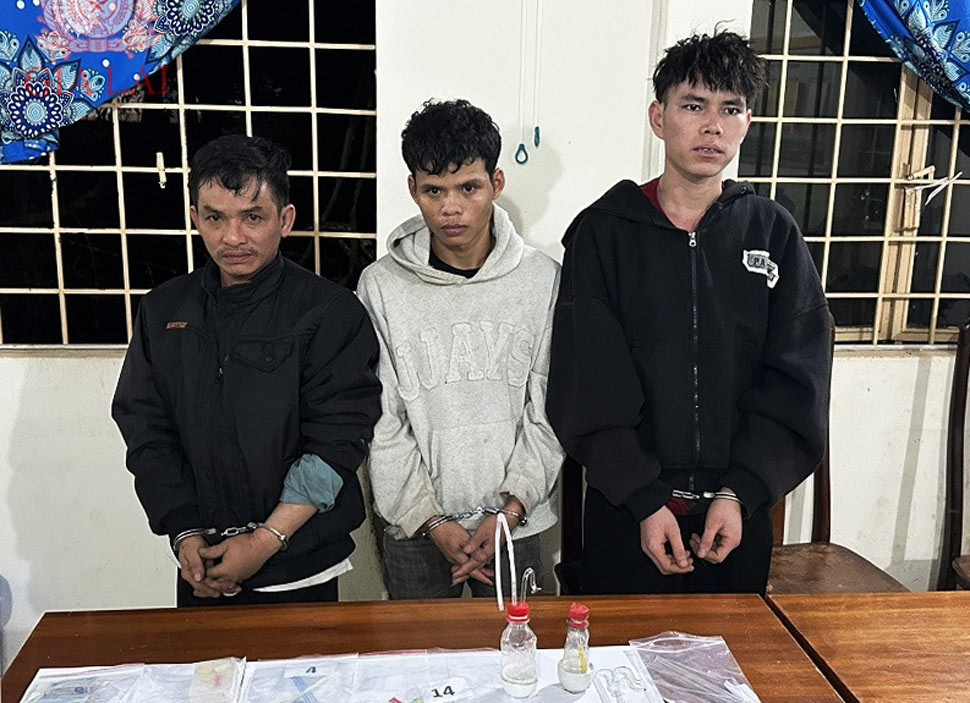 Công an xã Đak Sơmei (Gia Lai) triệt phá ổ nhóm tàng trữ, mua bán và sử dụng trái phép chất ma túy. Ảnh: Công an