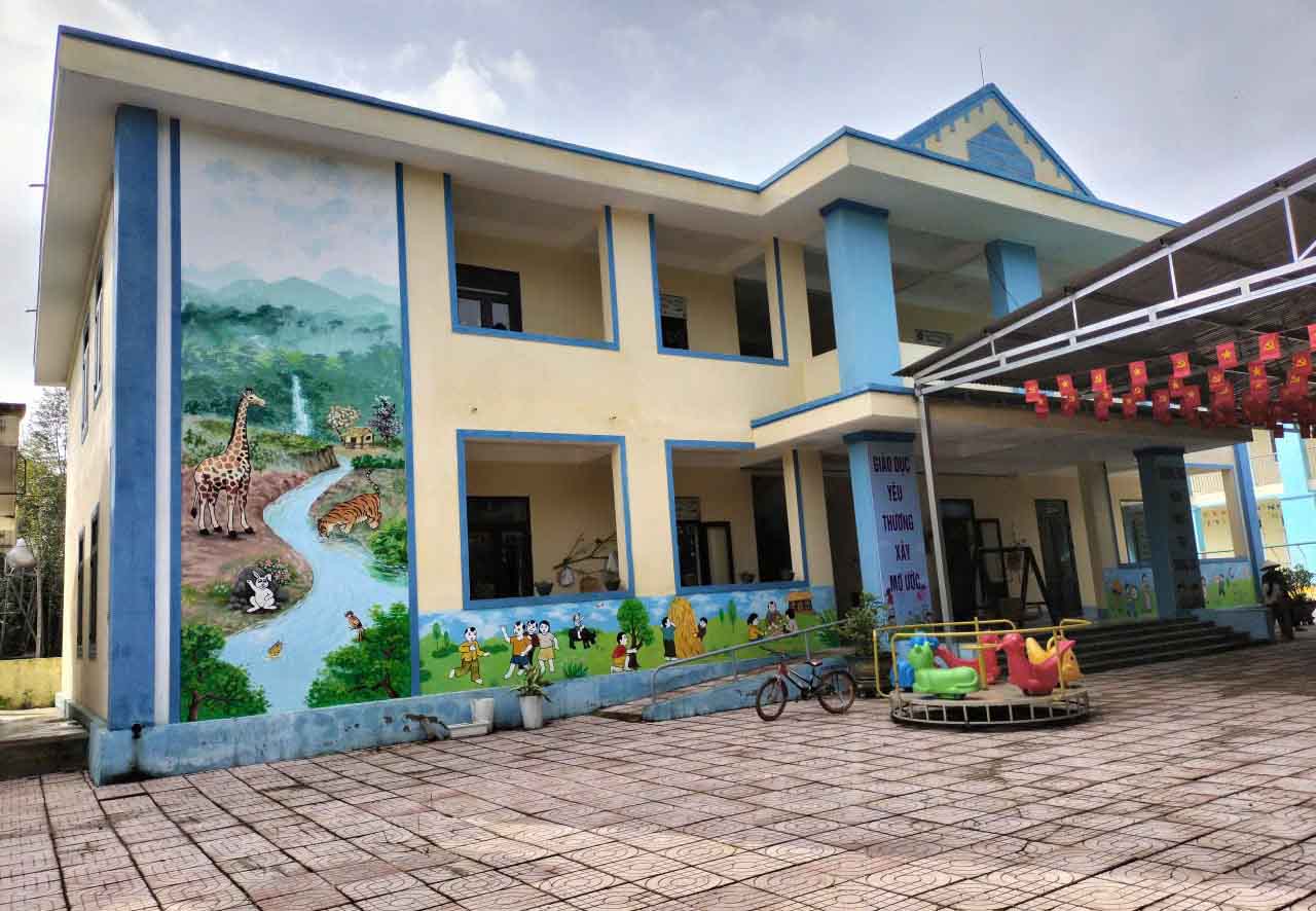 The 2-storey, 4-room school building of Huong Lien Kindergarten that the Golden Heart Social and Cultural Fund sponsored to build is still solid and safe from storms and floods. Photo: Tran Tuan.