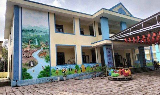 Dãy nhà học 2 tầng 4 phòng Trường Mầm non Hương Liên mà Quỹ XHTT Tấm lòng Vàng tài trợ xây dựng vẫn vững chãi, an toàn qua mưa bão. Ảnh: Trần Tuấn.