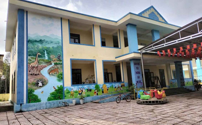 The 2-storey, 4-room school building of Huong Lien Kindergarten that the Golden Heart Social and Cultural Fund sponsored to build is still solid and safe from storms and floods. Photo: Tran Tuan.