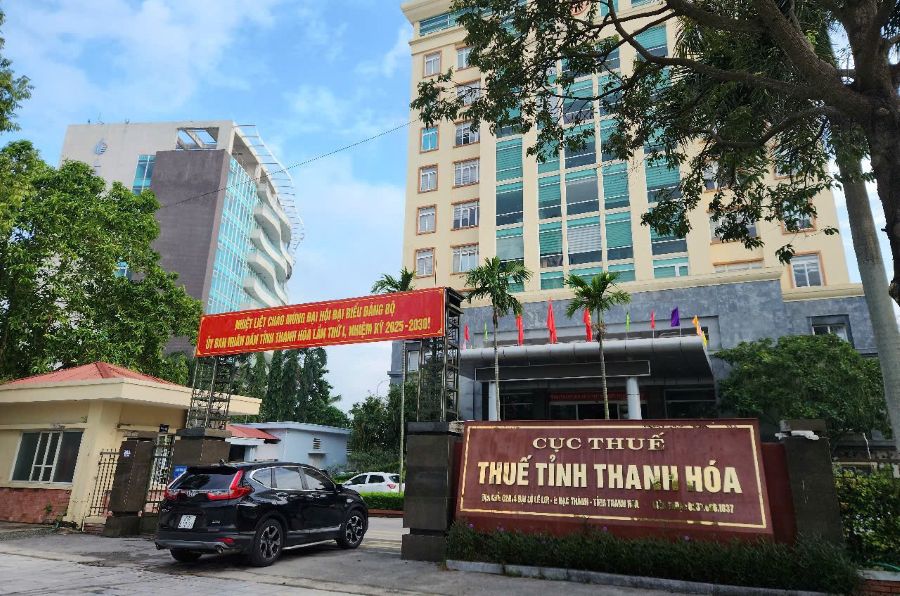 Thanh Hoa Provincial Tax Department often has notices of temporary suspension of exit for business owners who still owe taxes. Photo: X.H