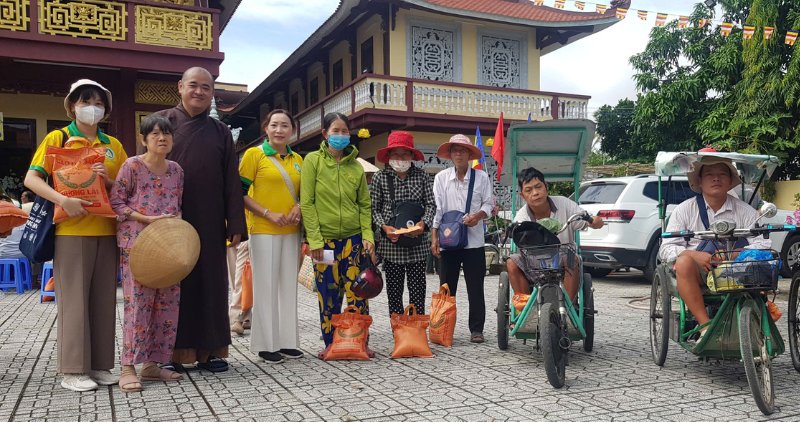 Tra On xaの貧困世帯、困難世帯に400個の贈り物を贈呈。写真:Hoang Loc