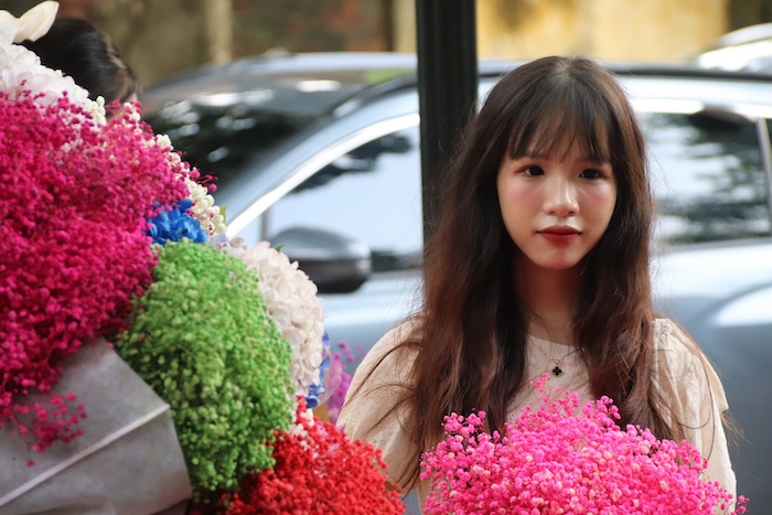 Fearing the crowds, Hanoians took the opportunity to hunt for photos of the early autumn season. Photo: Nguyen Linh