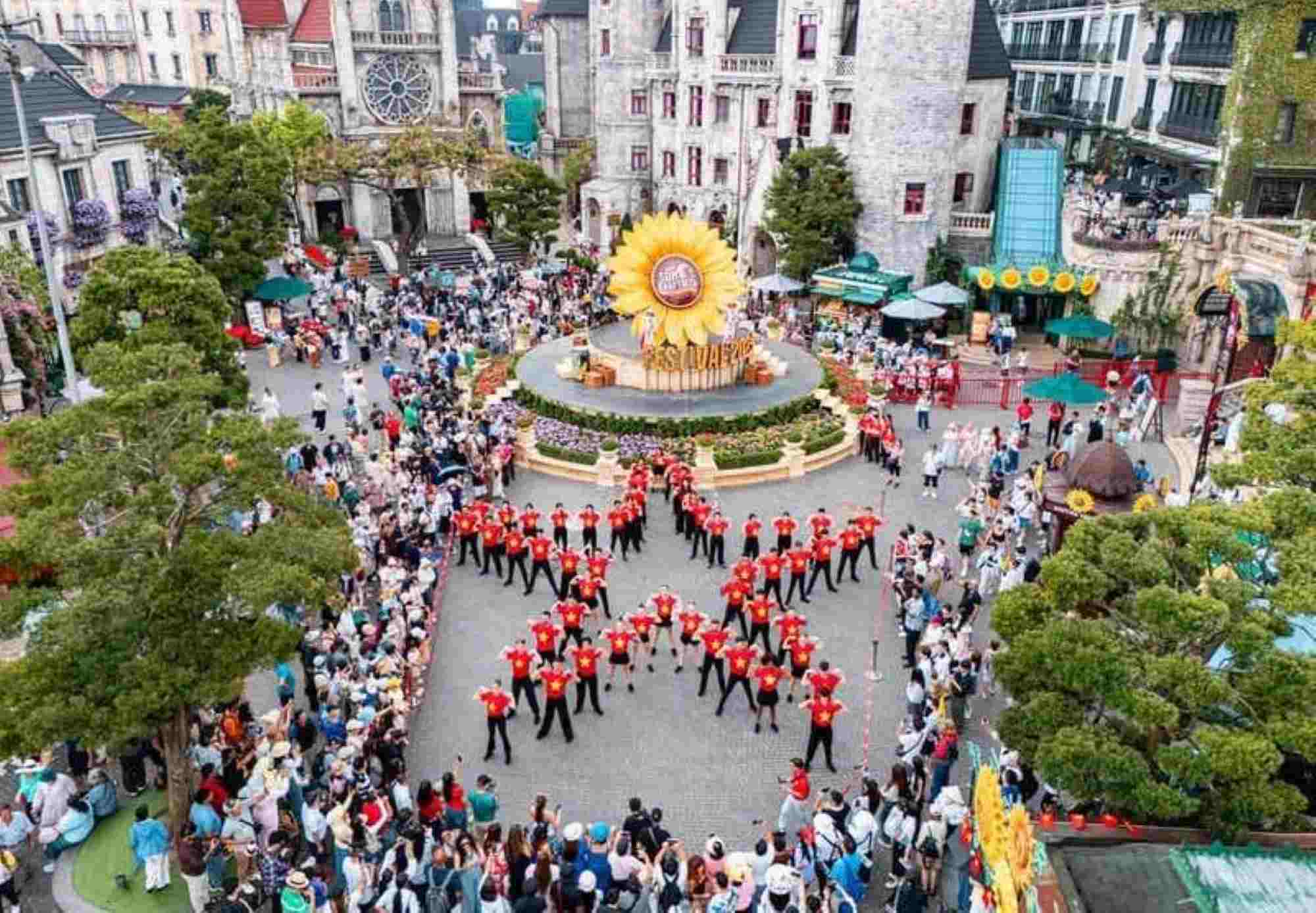 On the occasion of the National Day holiday on September 2 at Sun World Ba Na Hills, Da Nang, thousands of domestic and international visitors were welcomed. Photo: Thanh Son