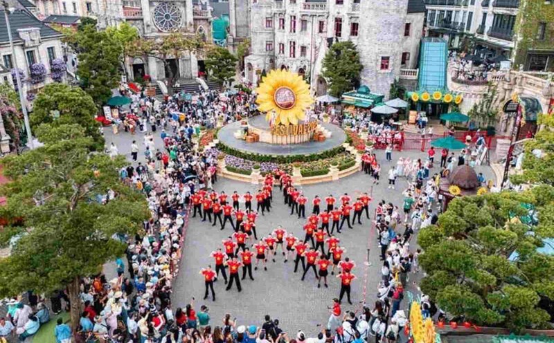 On the occasion of the National Day holiday on September 2 at Sun World Ba Na Hills, Da Nang, thousands of domestic and international visitors were welcomed. Photo: Thanh Son