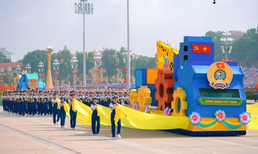 Khối diễu hành Công nhân Việt Nam tiến qua Lễ đài. Ảnh: Tuấn Anh
