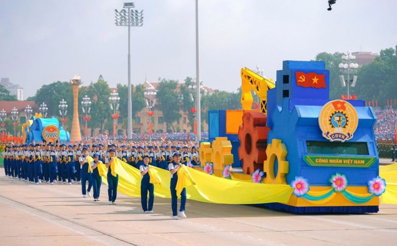 The Vietnam Workers' parade block passed the stage. Photo: Tuan Anh