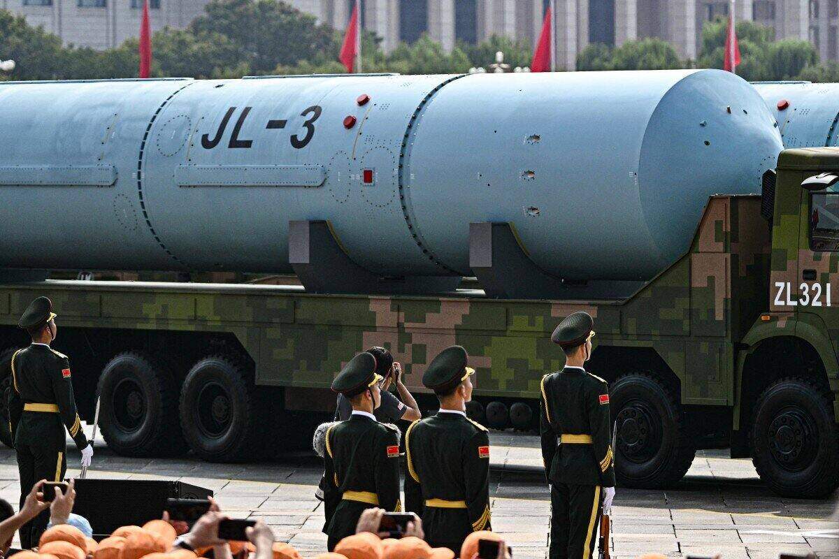 9월 3일 아침 베이징 천안문 광장에서 열린 열병식에서 3세대 대륙간 탄도 미사일 JL-3 (잠수함 발사) 사진: AFP