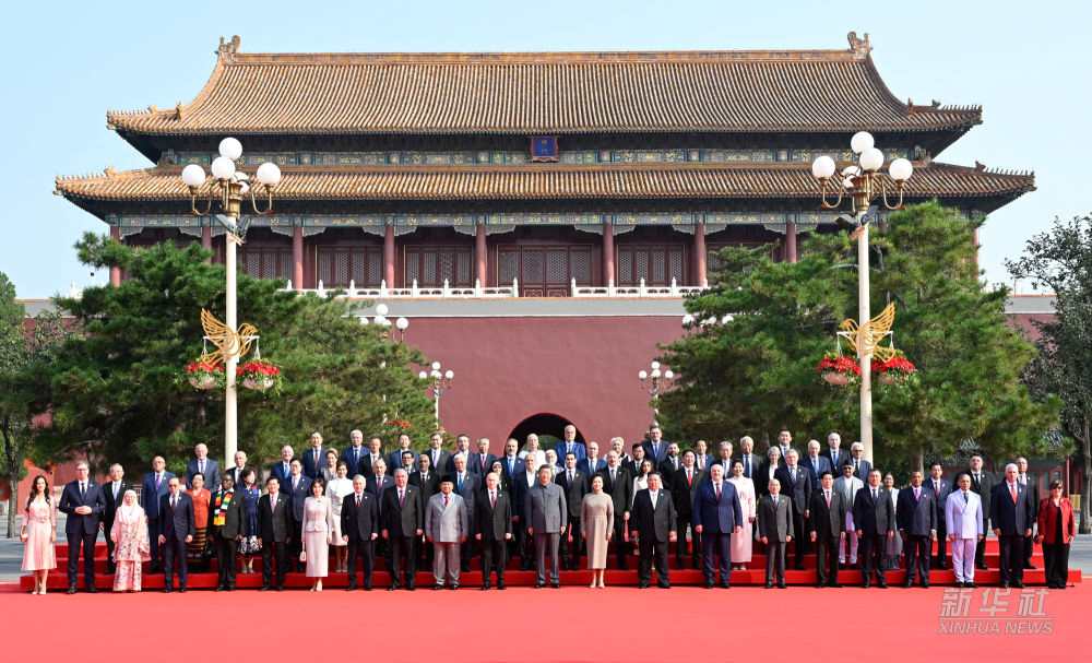 Chinese President Xi Jinping and his wife Peng Liyuan welcome foreign delegation leaders and their wives to the celebration. Photo: Xinhua