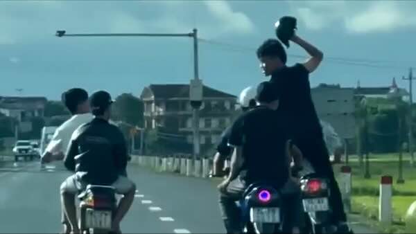 Weaving and fighting on the national highway, the group of people was summoned by the police. Photo: Cut from clip