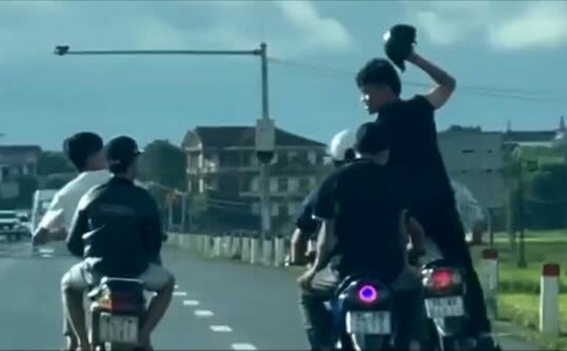 Weaving and fighting on the national highway, the group of people was summoned by the police. Photo: Cut from clip