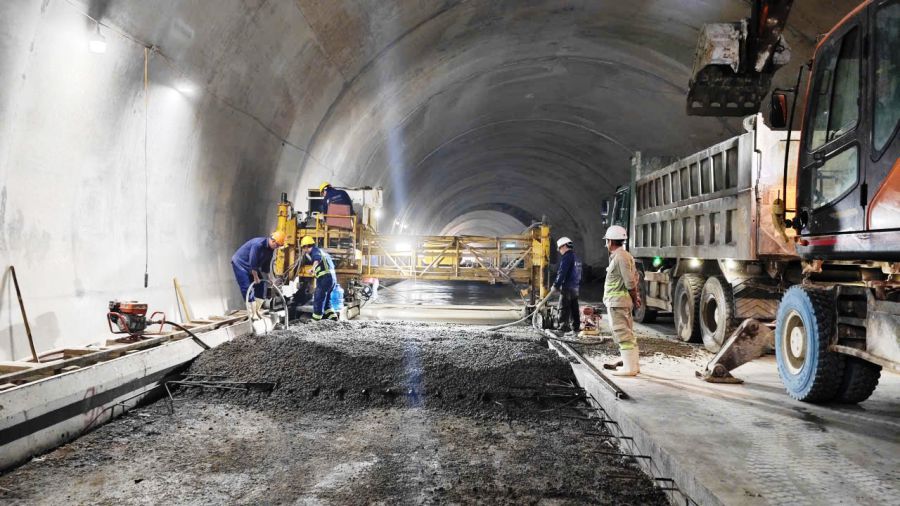Pour la fete nationale du 2 septembre des centaines d'ouvriers d'ingenieurs... continuent de travailler assidûment a la construction du tunnel n° 3 sur l'autoroute Quang Ngai - Hoai Nhon. Photo : Vien Nguyen