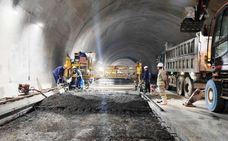 On the occasion of National Day on September 2, hundreds of workers, engineers... are still working hard to construct tunnel No. 3 on the Quang Ngai - Hoai Nhon expressway. Photo: Vien Nguyen