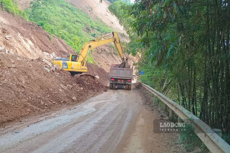 Hang loat may moc thi cong Quoc lo 279 de du an ve dich dung hen. Anh: Dinh Dai