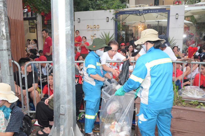 Les ouvriers de l'environnement urbain nettoient les dechets pour que la capitale soit propre et belle le jour de la grande fete. Photo : Phong Son