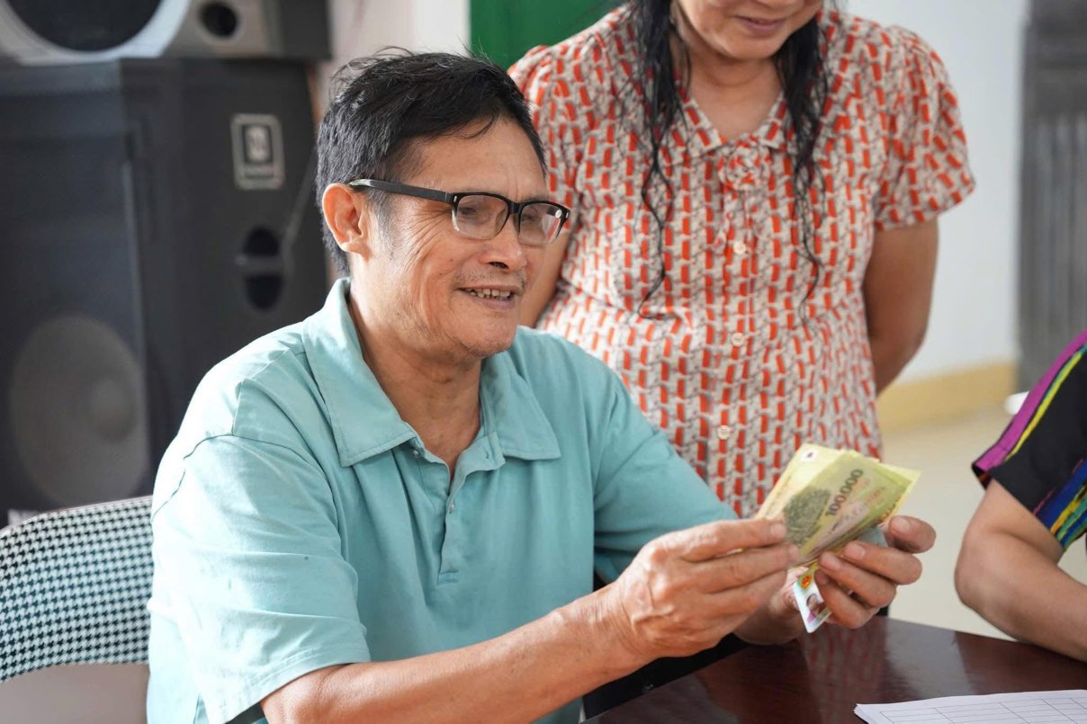 Thai Nguyen remet des cadeaux de la fete nationale du 2 septembre a la plupart des habitants. Photo : Nguyen Binh.