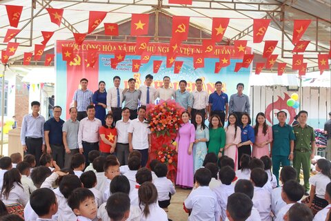 Lanh dao Dang, chinh quyen, doan the cua xa Dam Rong 2 (tinh Lam Dong) va nhan dan trong ban chung vui ngay khai giang nam hoc moi cung thay tro Diem truong 179. Anh: Tran Tam