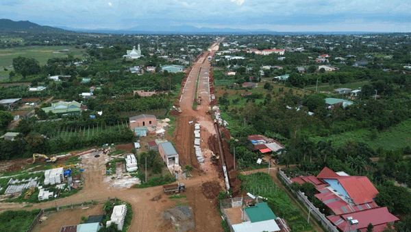 Le projet de route de couloir economique de la province de Gia Lai a un investissement de 1 325 milliards de dongs. Photo : Thanh Tuan
