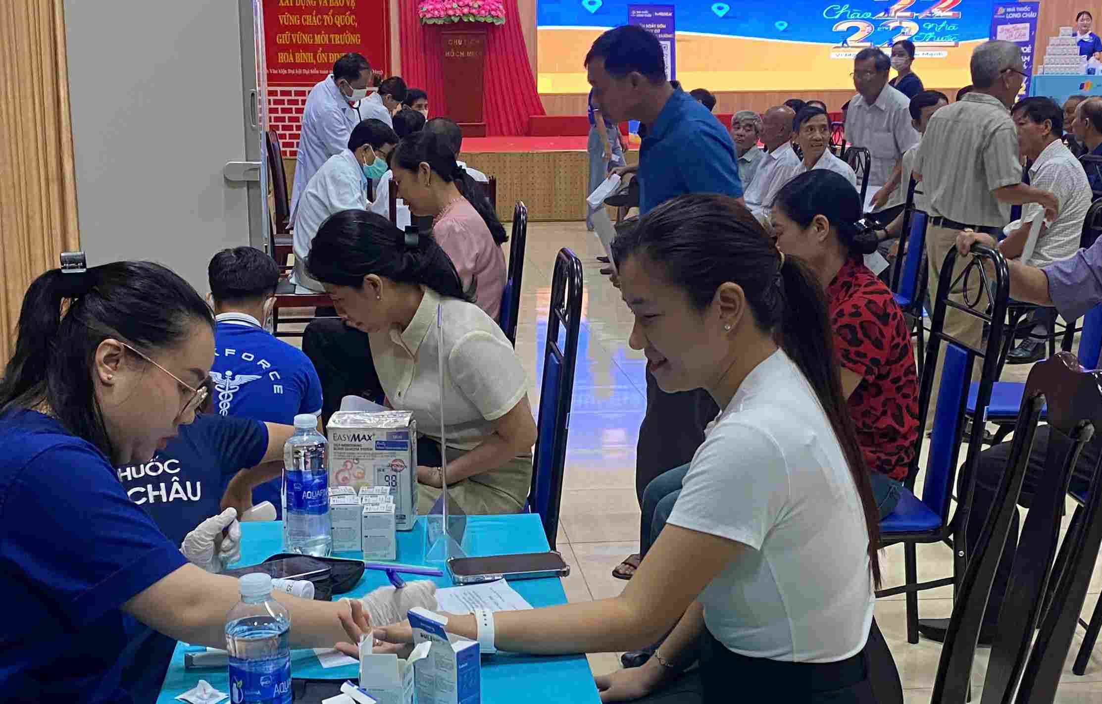 Le syndicat du quartier d'An Khe a Da Nang organise la vaccination contre la grippe pour les membres du syndicat et les travailleurs. Photo : Tuan Pham