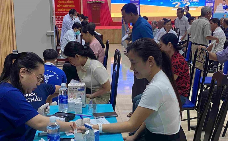 An Khe Ward Labor Union, Da Nang organizes flu vaccination for union members and workers. Photo: Tuan Pham