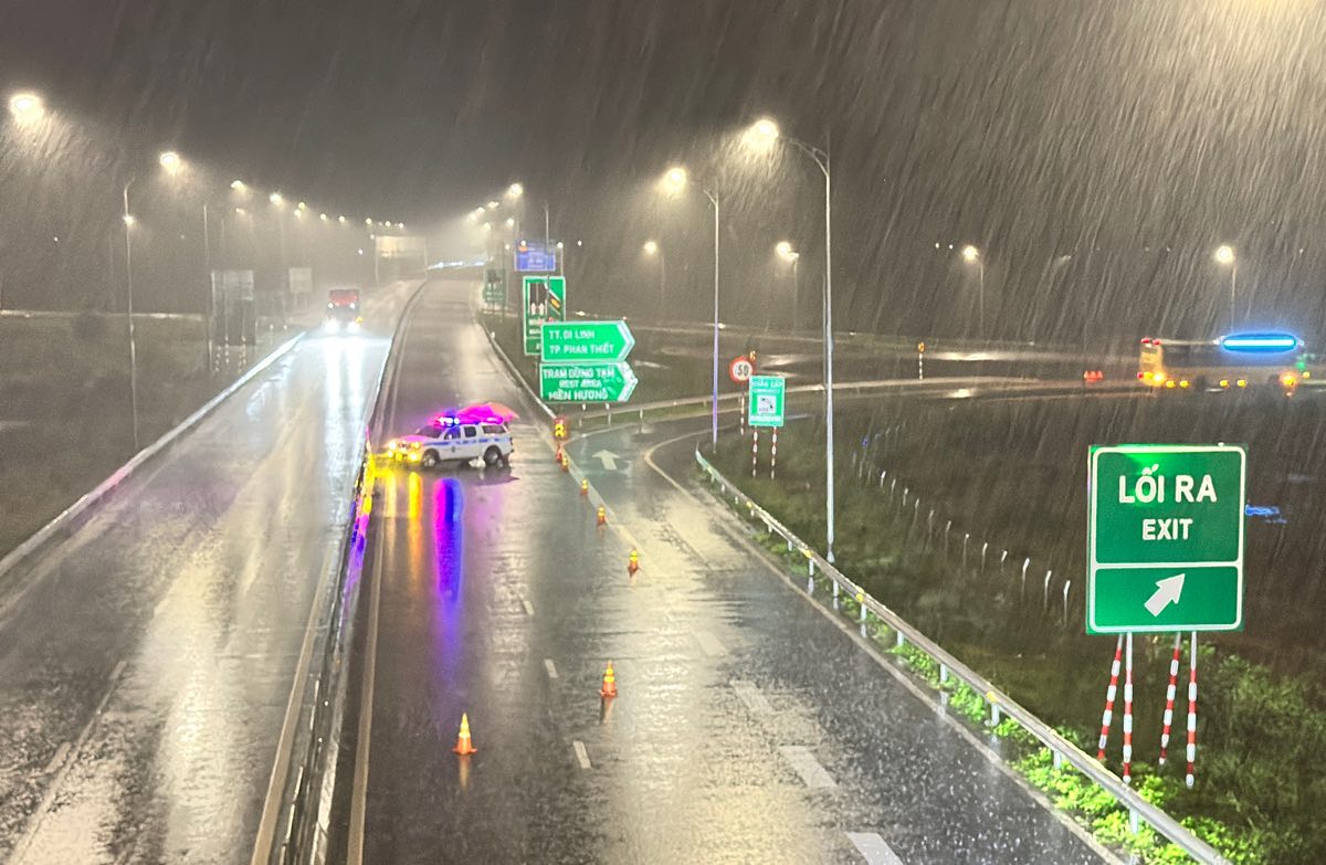 Traffic police temporarily closed the road where the incident occurred so that units could clear the sand that had spilled onto the Vinh Hao - Phan Thiet expressway. Photo: Duy Tuan