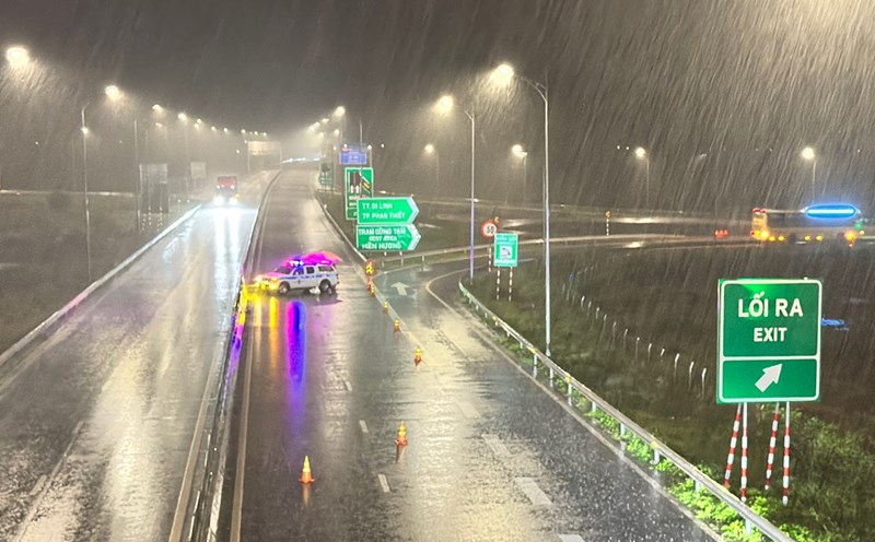 Traffic police temporarily closed the road where the incident occurred so that units could clear the sand that had spilled onto the Vinh Hao - Phan Thiet expressway. Photo: Duy Tuan