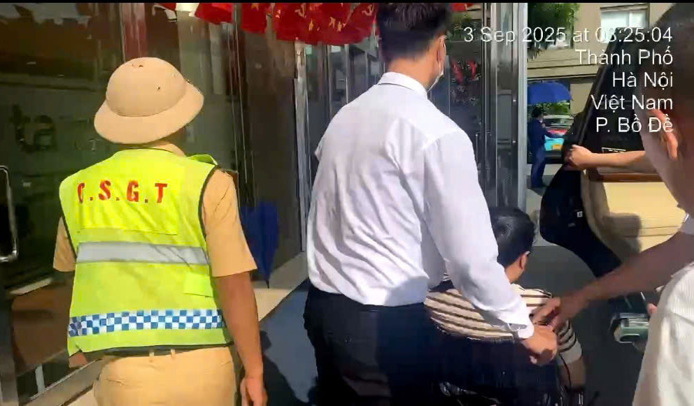 교통 경찰은 특수 차량을 사용하여 임산부가 제때 출산할 수 있도록 병원에 지원합니다. 사진: 교통 경찰