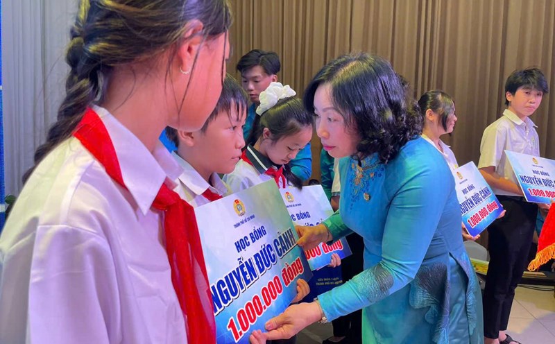 Permanent Vice President of the Vietnam General Confederation of Labor Thai Thu Xuong presented Nguyen Duc Canh scholarship to the children of workers in Ho Chi Minh City. Photo: Dinh Trong