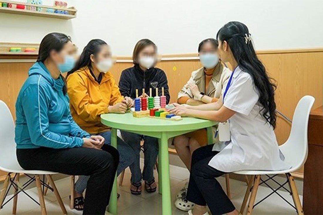 Doctors advise parents on the problem of children with autism (illustrative photo). Photo: National Children's Hospital