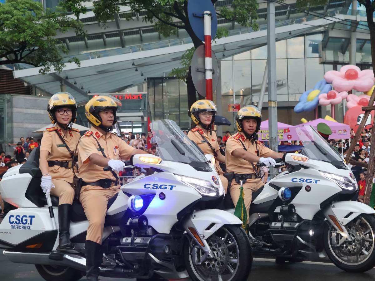 祝日A80の交通秩序と安全の確保をしっかりと行うことに加えて、4日間の休暇中に、交通警察は約7 000人のアルコール濃度違反運転手を処理しました。写真:交通警察局