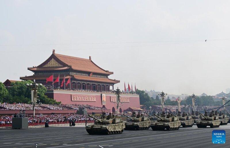 La formacion de tanques chinos entra en la plaza Tiananmen el 3 de septiembre. Foto: Xinhua