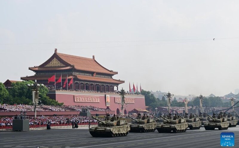 The Chinese tank formation entered Thien An Mon Square on September 3. Photo: Xinhua