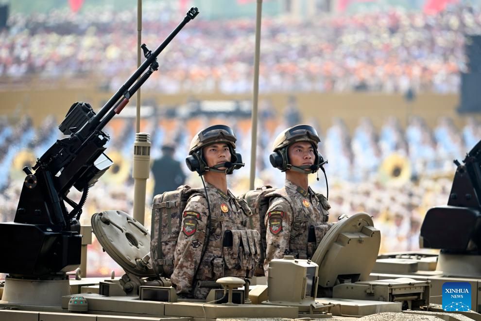 Can canh cac xe tang va xe chien dau moi cua Trung Quoc trong le duyet binh. Anh: Xinhua